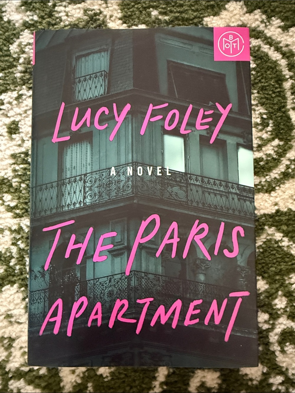 Lucy Foley The Paris Apartment - Pink Text Paperback